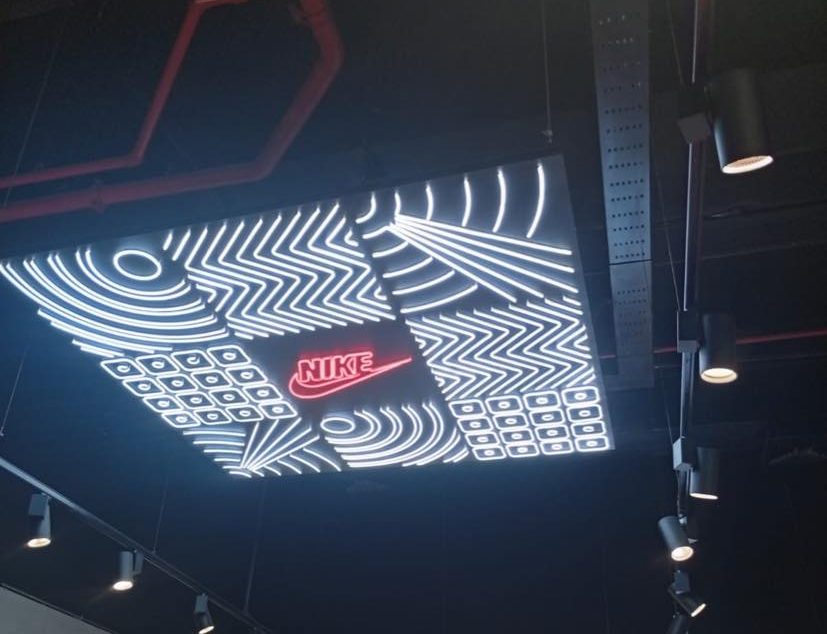 Instalación de arquitectura publicitaria Wonderwall para Nike