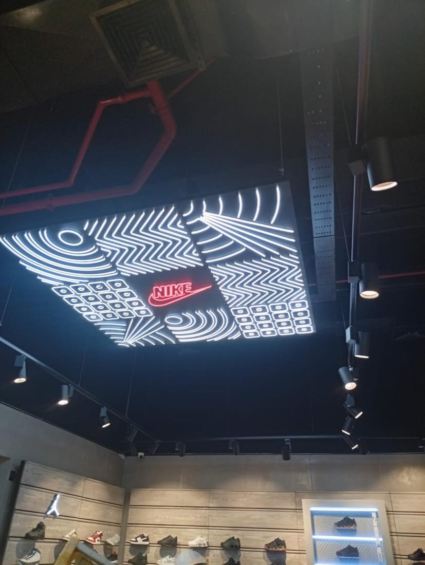 Nike — Instalación lumínica en tienda