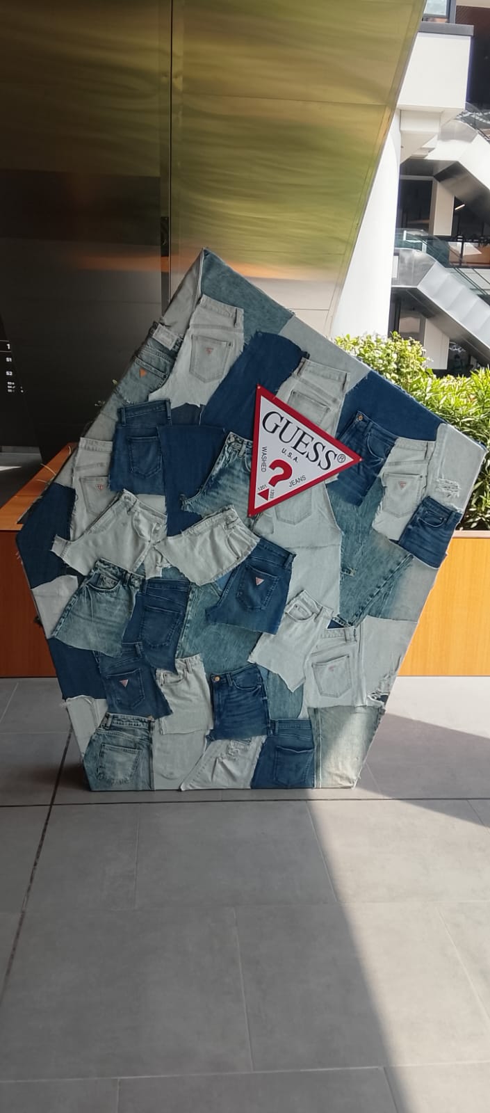 Guess - Escultura de mezclilla, Planicie