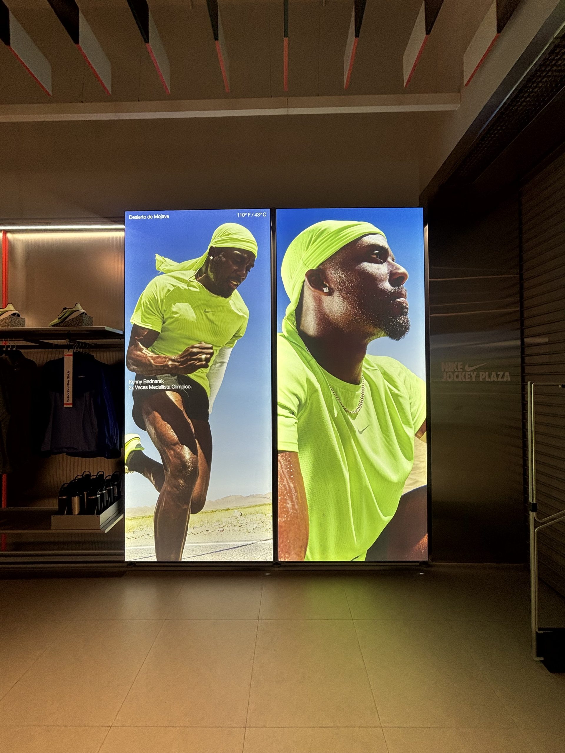 Skechers - Fachada iluminada, Salaverry