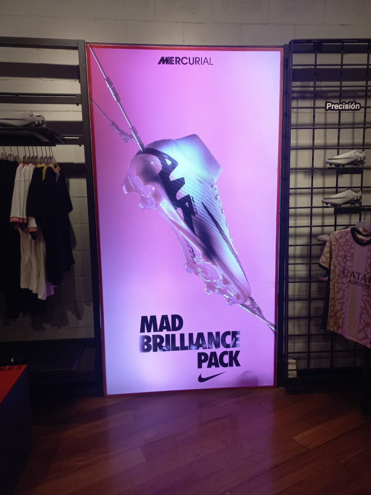 Nike - Caja de luz Mad Brilliance Pack, Mega Plaza