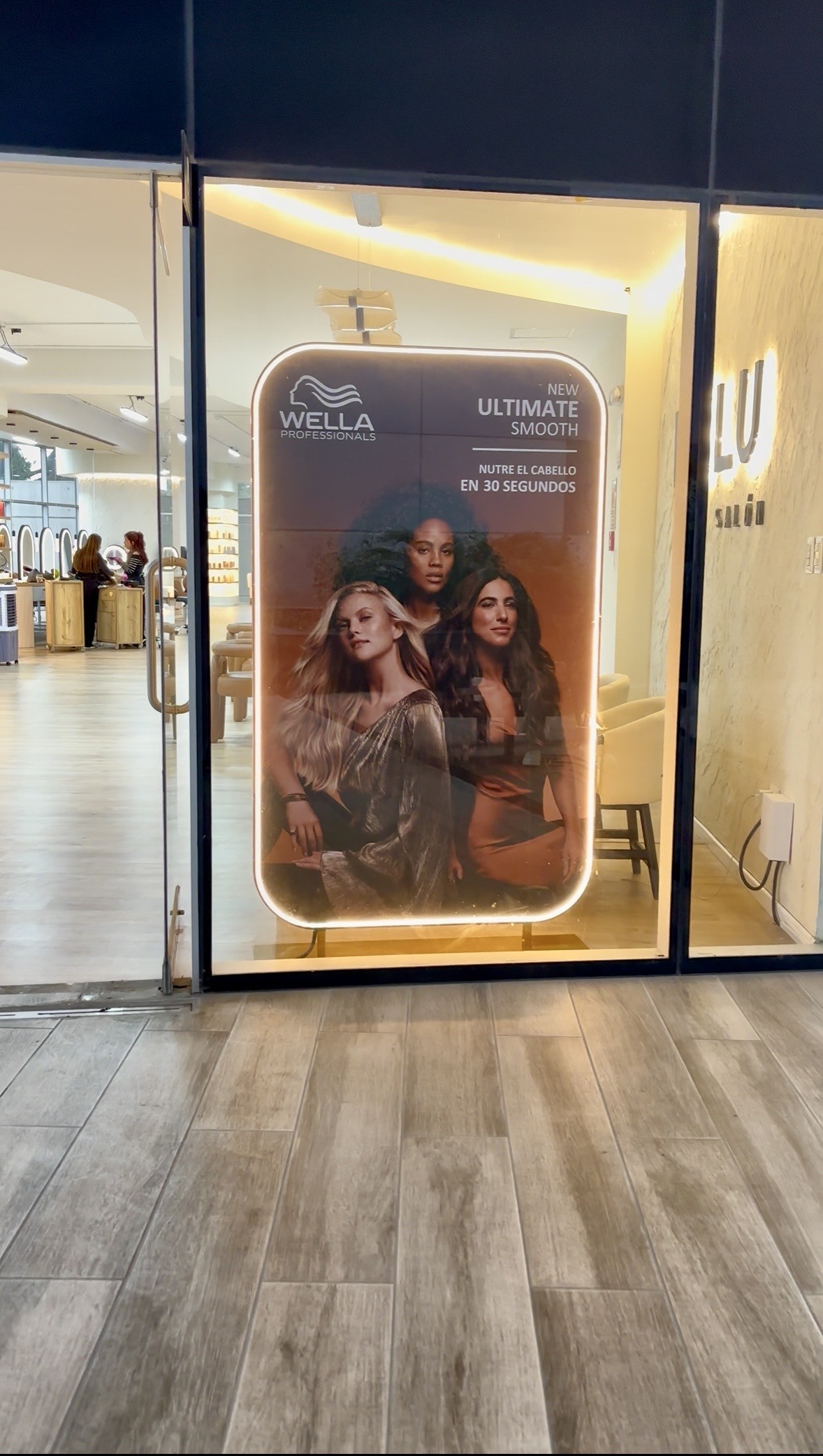 Wella Professionals - Caja de luz iluminada en fachada de salón