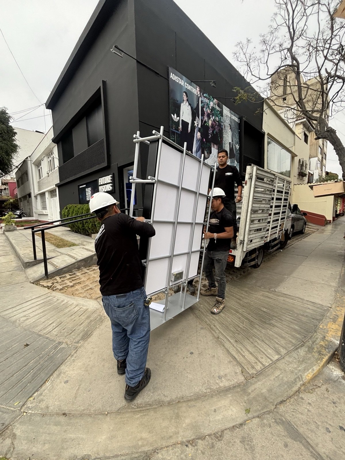 Equipo Wonderwall instalando señalética