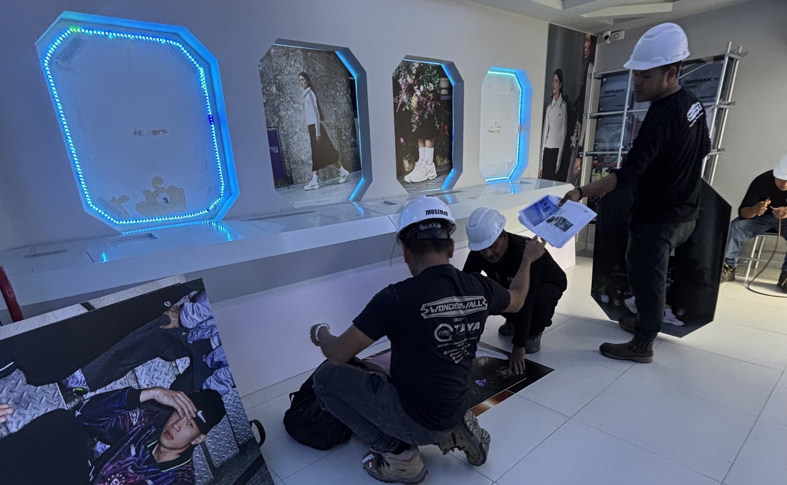 Equipo Wonderwall instalando vitrina con LED