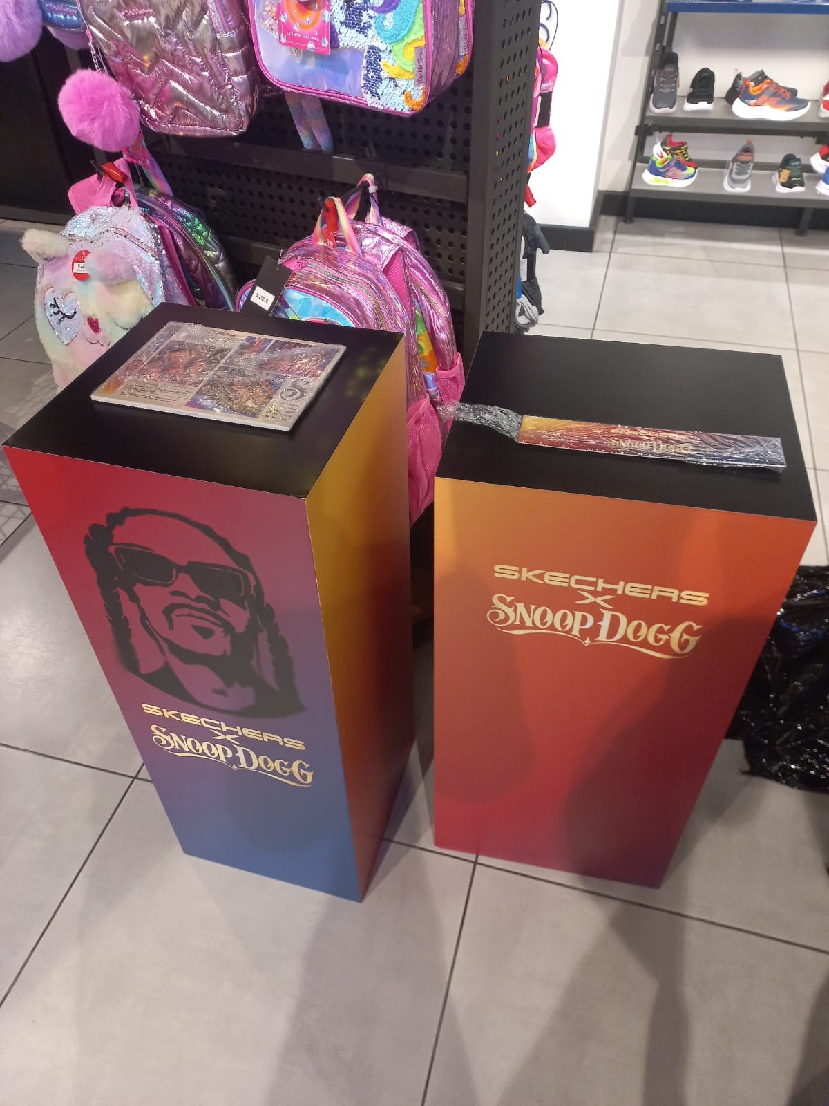 Skechers x Snoop Dogg - Pedestales de campaña, Jockey Plaza