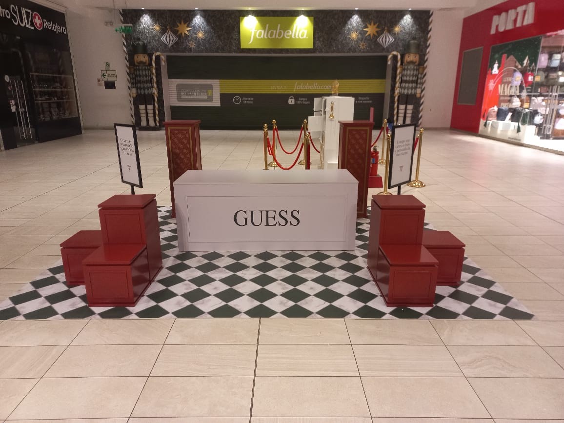 Guess - Stand navideño con cordones de terciopelo, Falabella