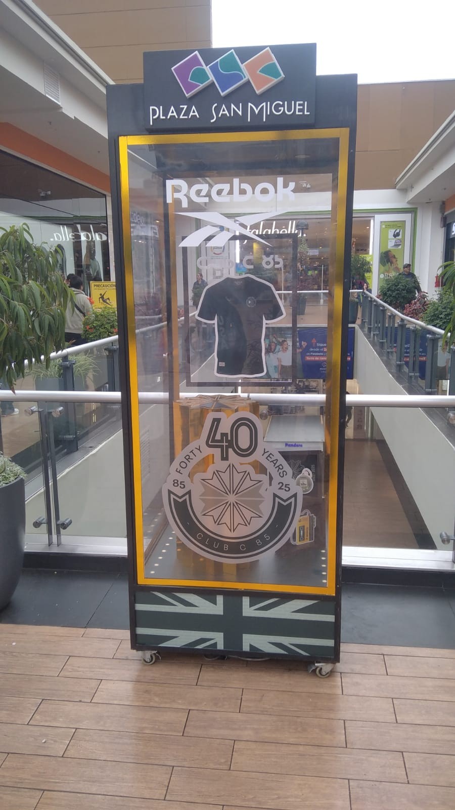 Reebok - Vitrina conmemorativa 40 años Club C 85, Plaza San Miguel